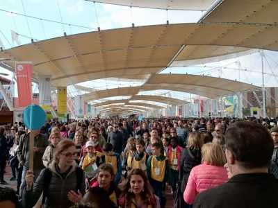 Al di fuori dei padiglioni la situazione non migliora: anche il viale principale dell'Expo straripa di persone e a malapena si riesce a camminare